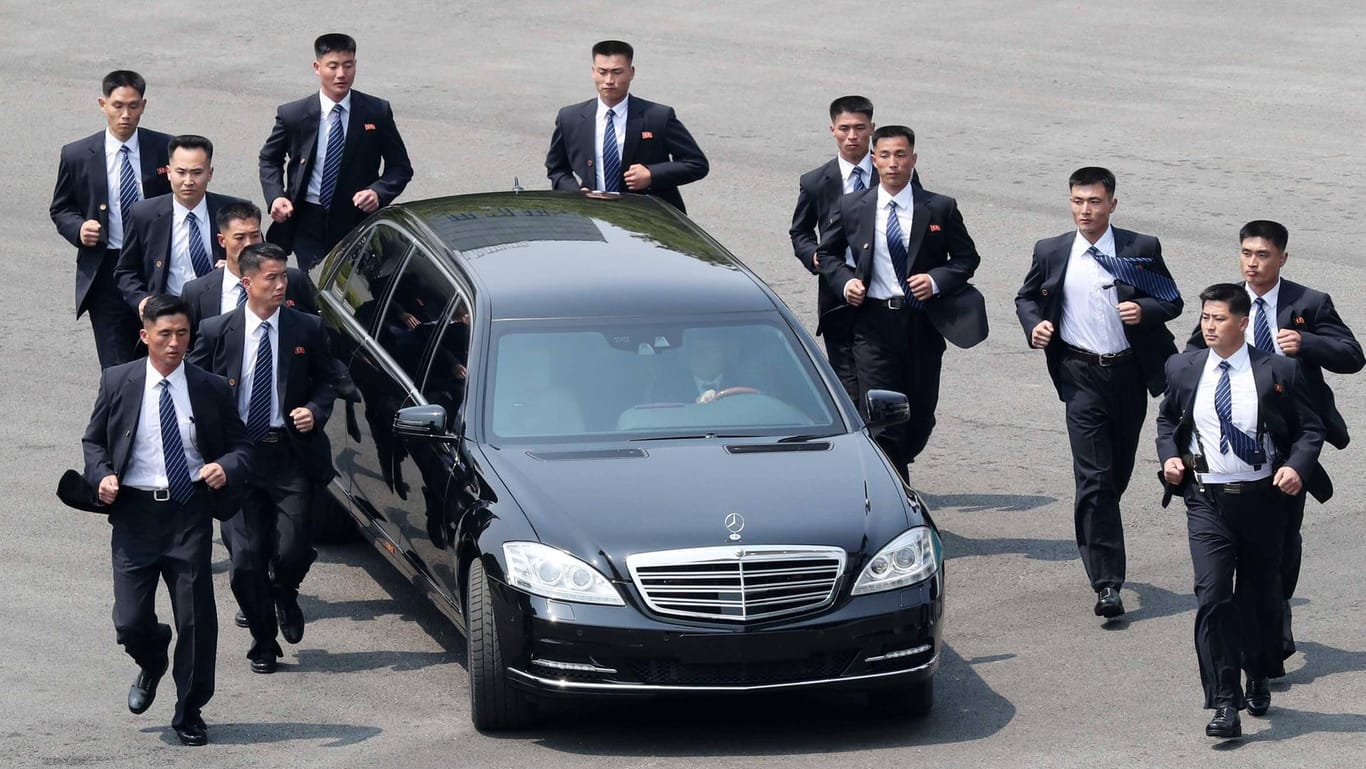 Luxus-Schlitten aus deutscher Produktion und ohne Kennzeichen: In diesem Benz fuhr Nordkoreas Machthaber Kim voriges Jahr bei einem Besuch in Südkorea vor.