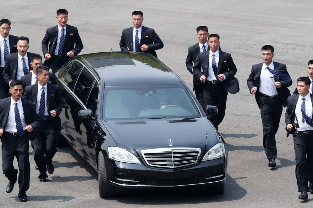 Luxus-Schlitten aus deutscher Produktion und ohne Kennzeichen: In diesem Benz fuhr Nordkoreas Machthaber Kim voriges Jahr bei einem Besuch in Südkorea vor.