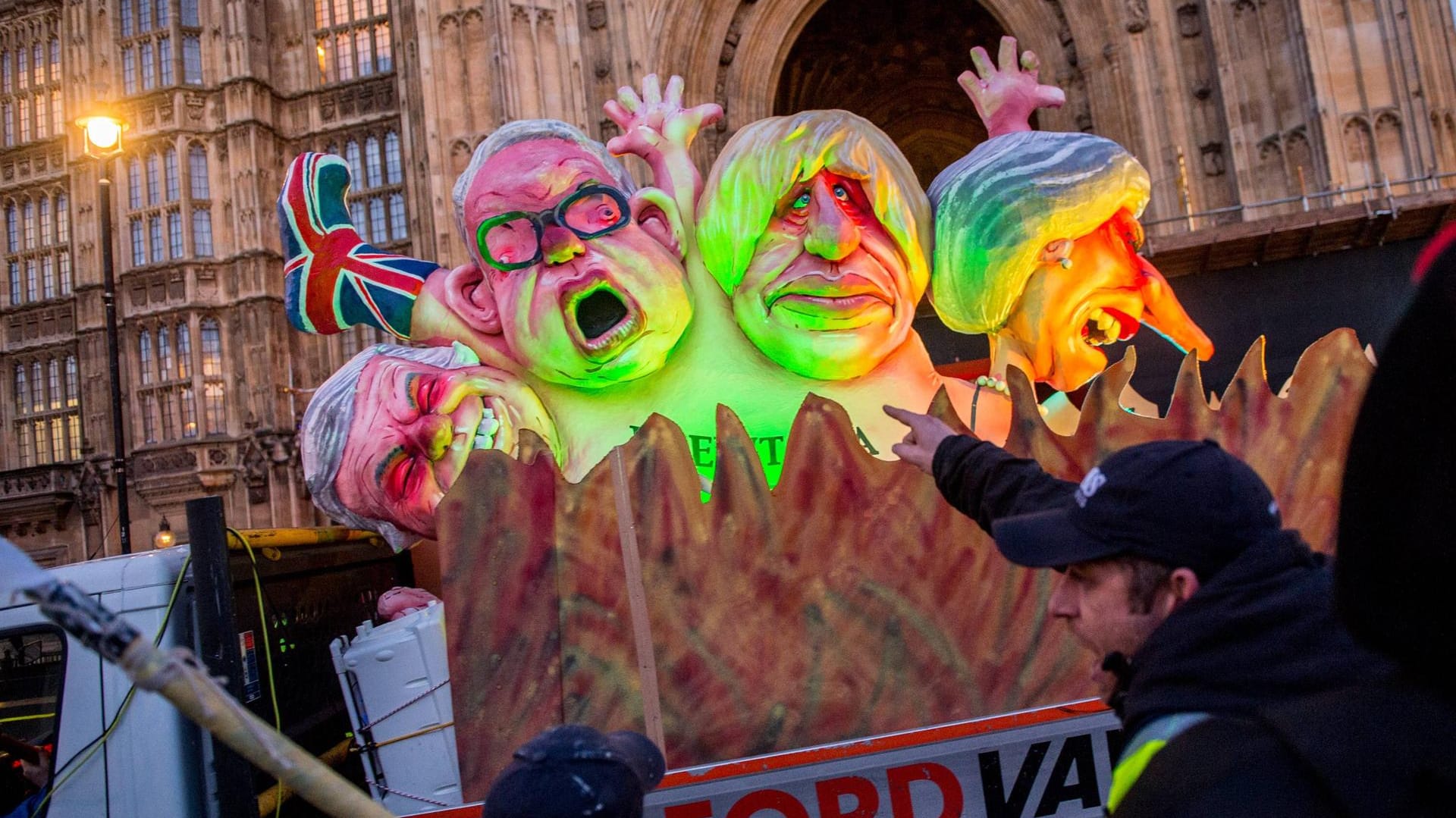 Brexit-Geister: Austritts-Gegner protestieren mit Figuren der Brexit-Befürworter Nigel Farage, Boris Johnson, Theresa May und Michael Gove.