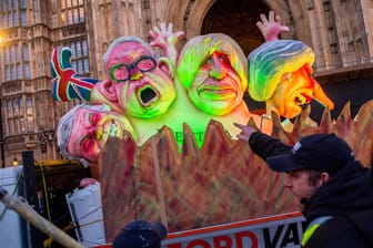 Brexit-Geister: Austritts-Gegner protestieren mit Figuren der Brexit-Befürworter Nigel Farage, Boris Johnson, Theresa May und Michael Gove.