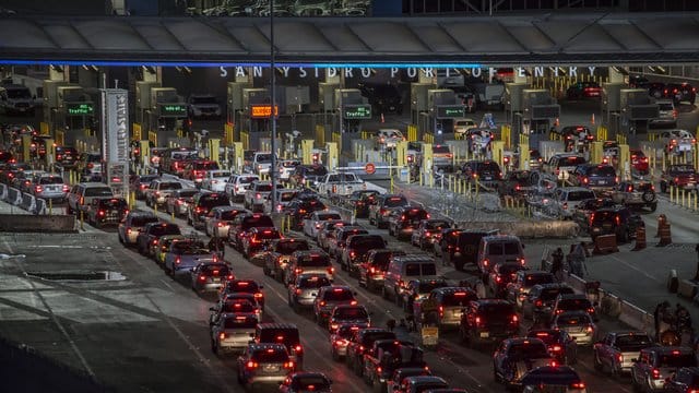 Lange Autoschlangen bilden sich am Grenzübergang San Ysidro in der Nähe von Tijuana. Lange Autoschlangen bilden sich am Grenzübergang San Ysidro in der Nähe von Tijuana.