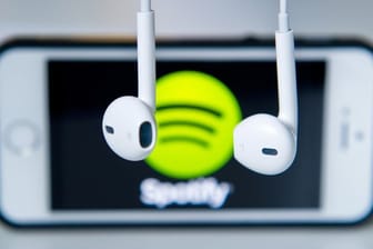 Spotify auf dem iPhone: Musikstreaming-Anbieter sind schon lange unzufrieden damit, dass sie einen Teil der Abo-Erlöse an Apple abgeben müssen.