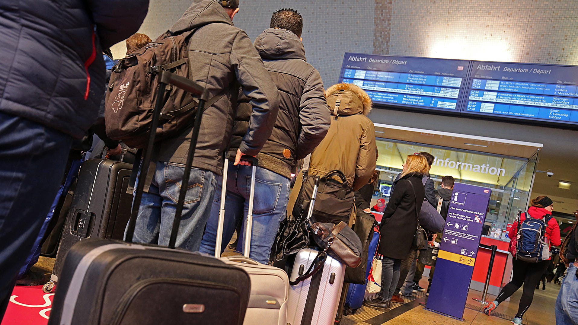 Eine Anzeigetafel im Hauptbahnhof zeigt die Zugausfälle vom Wochenende an: Auch am Mittwoch warnt die Bahn vor Einschränkungen.