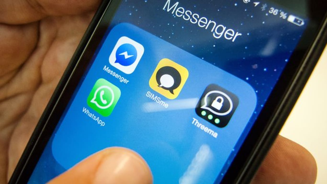 Verschiedene Messenger, darunter auch SIMSme, auf dem Display eines Smartphones.