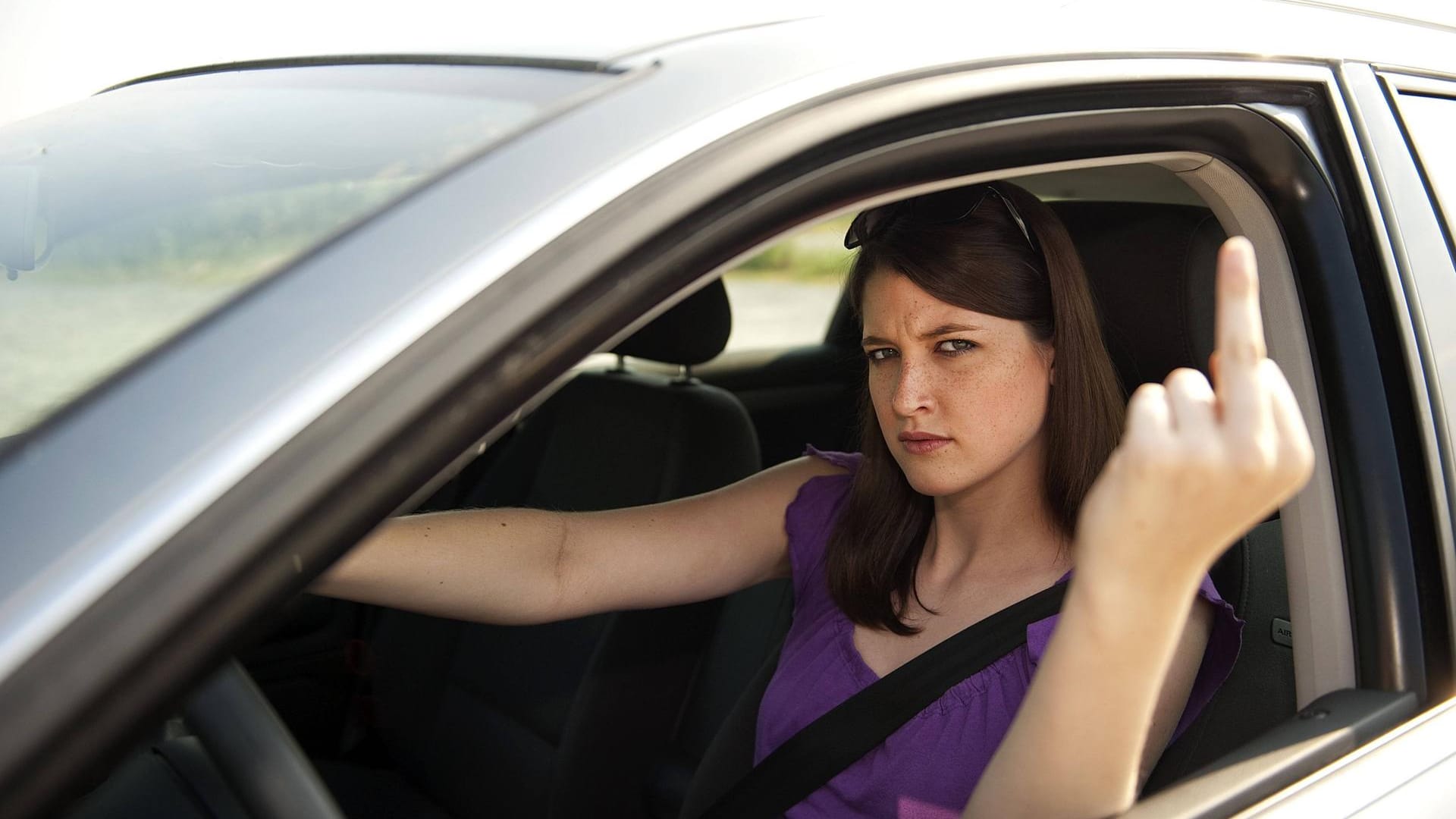 Autofahrerin zeigt den Mittelfinger (Symbolfoto): Die Frau fuhr den Polizisten wenige Stunden später erneut über den Weg.