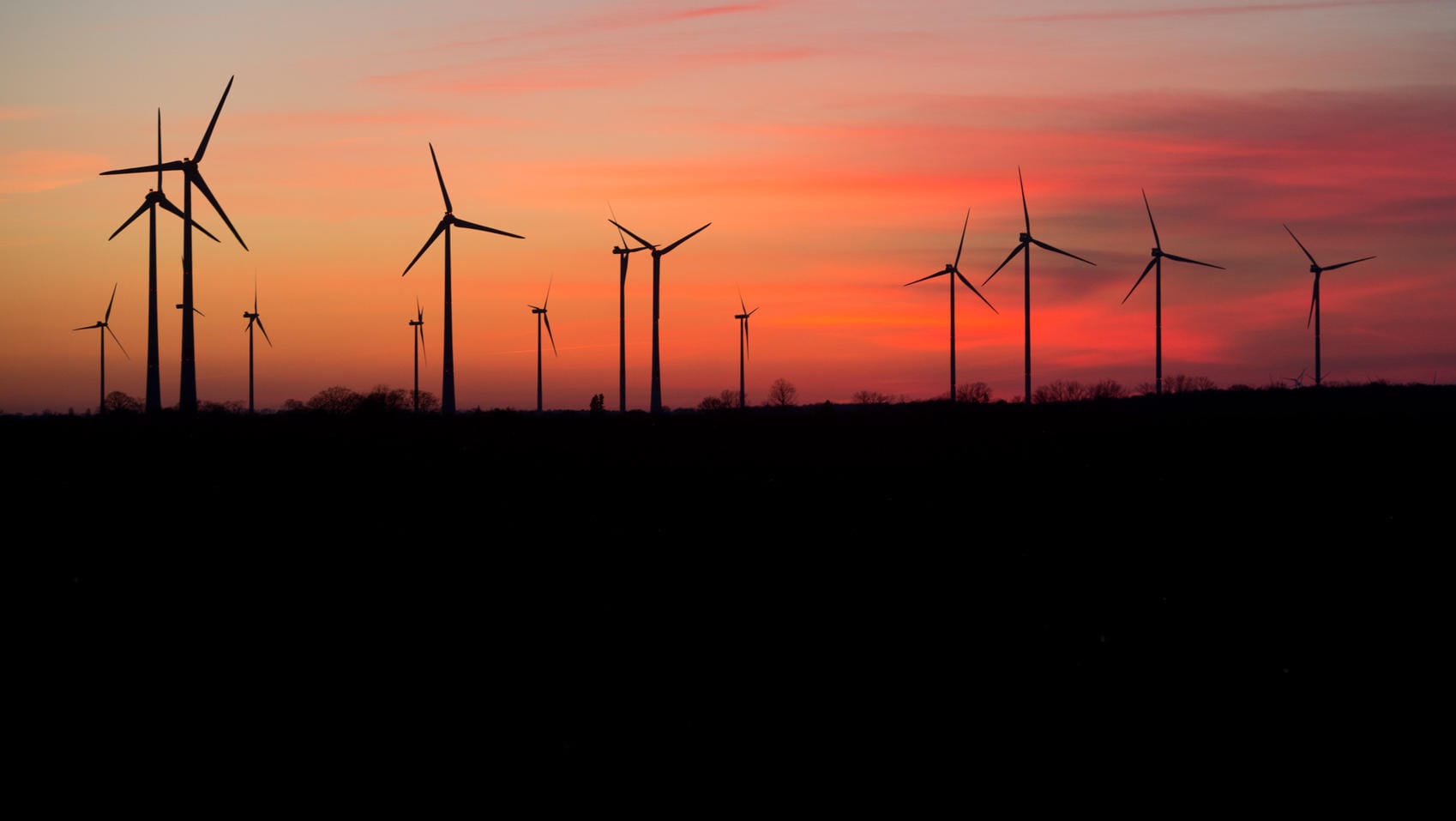 Windräder in der Abenddämmerung in Mecklenburg-Vorpommern: Rund 30.000 Anlagen sind insgesamt in Deutschland in Betrieb.