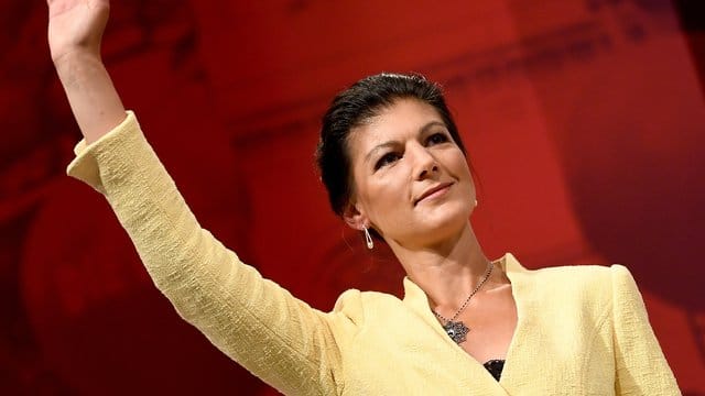 Wagenknecht hat nach dreieinhalb Jahren an der Fraktionsspitze erklärt, dass sie im Herbst nicht wieder antreten will. Wagenknecht hat nach dreieinhalb Jahren an der Fraktionsspitze erklärt, dass sie im Herbst nicht wieder antreten will.