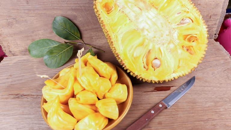 Aufgeschnittene Jackfrucht: Das goldgelbe Fruchtfleisch einer reifen Frucht schmeckt nach Ananas und Banane.