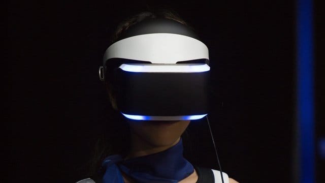 Die Spiele "A Fisherman's Tale", "Skyworld" und "Rainbow Reactor" sind speziell für Virtual-Reality-Headsets programmiert worden. Die Spiele "A Fisherman's Tale", "Skyworld" und "Rainbow Reactor" sind speziell für Virtual-Reality-Headsets programmiert worden.