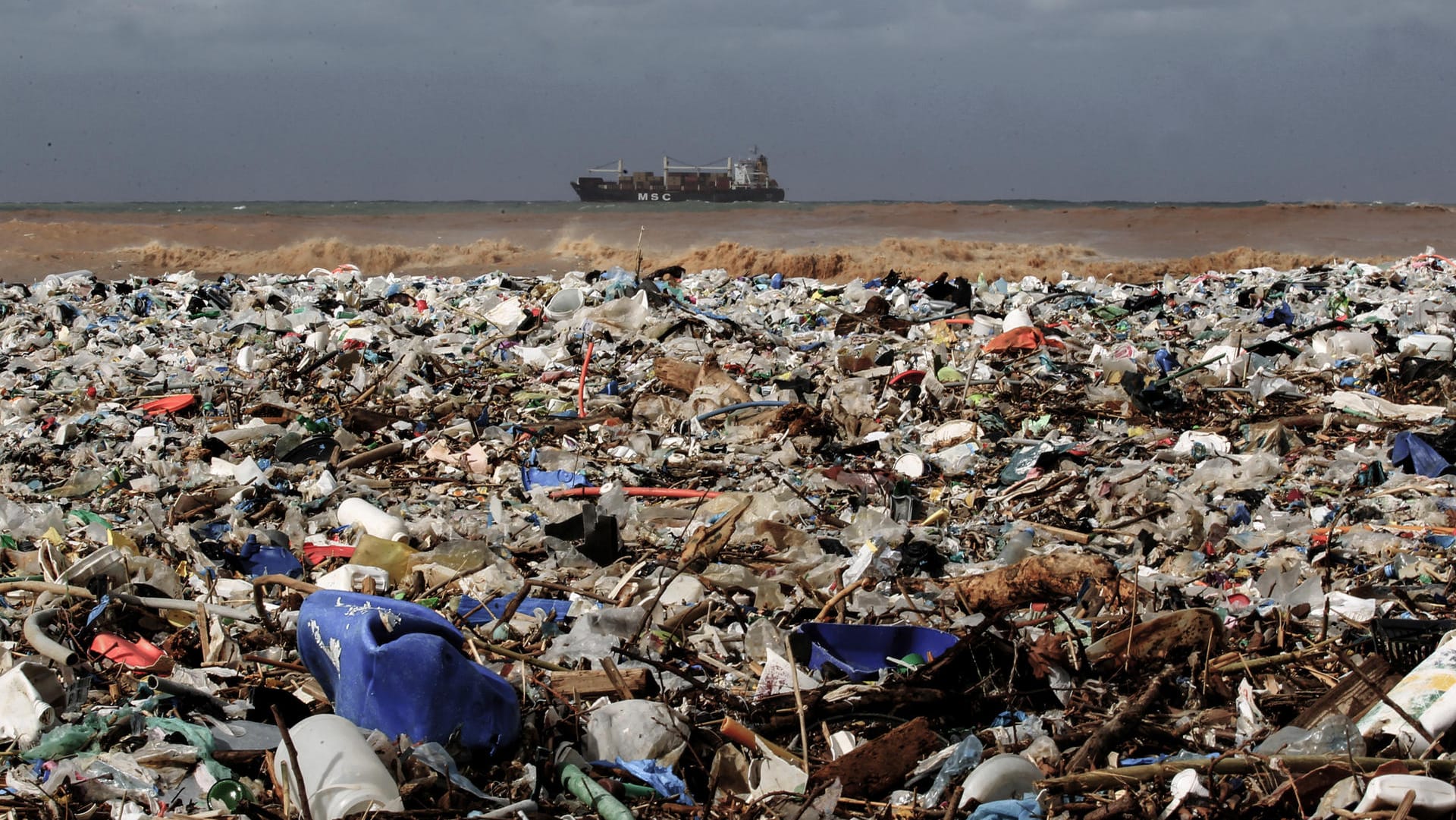 Plastikmüll am Strand: Verschmutzung in den Industrieländern führt in ärmeren Ländern zu Hunger, größerer Armut und Krankheiten.