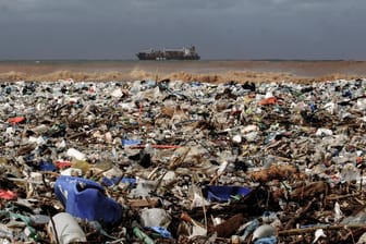 Plastikmüll am Strand: Verschmutzung in den Industrieländern führt in ärmeren Ländern zu Hunger, größerer Armut und Krankheiten.