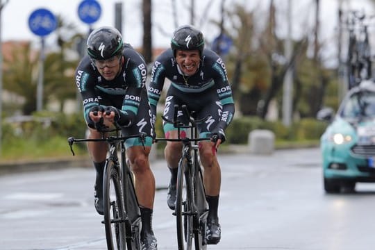 Fahrer des Teams Bora-Hansgrohe, das durch den Unfall mit einem Passanten den möglichen Sieg verpasste.