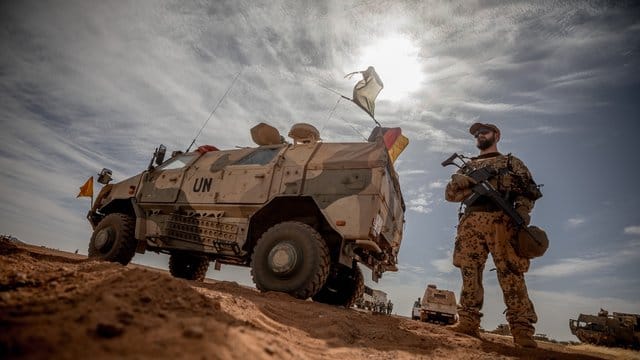 Teurer Auslandseinsatz: Ein Soldat der Bundeswehr unweit des Stützpunktes in Gao im Norden Malis. Teurer Auslandseinsatz: Ein Soldat der Bundeswehr unweit des Stützpunktes in Gao im Norden Malis.