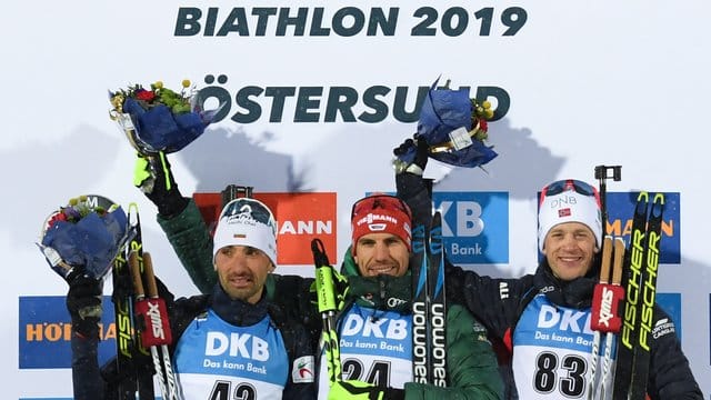 Auf dem Podest: Sieger Arnd Peiffer (M), der Zweitplatzierte Vladimir Iliev (l) aus Bulgarien und der Norweger Tarjei Bö.