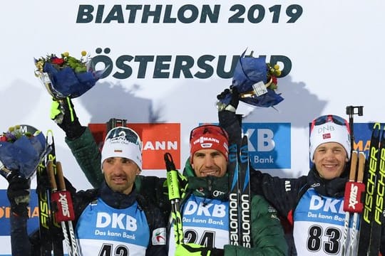 Auf dem Podest: Sieger Arnd Peiffer (M), der Zweitplatzierte Vladimir Iliev (l) aus Bulgarien und der Norweger Tarjei Bö.