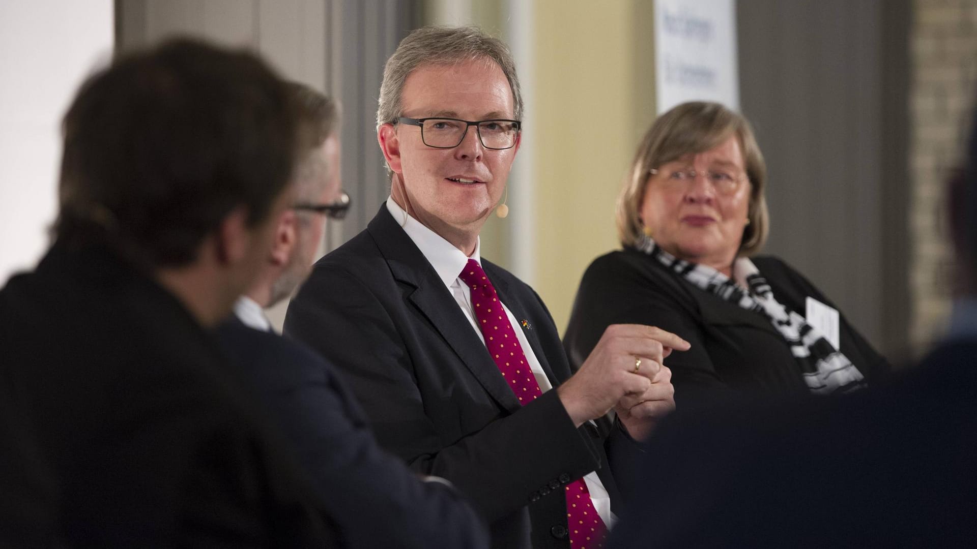 CDU-Europaabgeordneter Axel Voss: In der nächsten Wahlperiode werde es nach Voss kaum noch möglich sein, gegen die dann sicherlich stärkeren anti-europäischen Kräfte anzukommen. CDU-Europaabgeordneter Axel Voss: In der nächsten Wahlperiode werde es nach Voss kaum noch möglich sein, gegen die dann sicherlich stärkeren anti-europäischen Kräfte anzukommen.