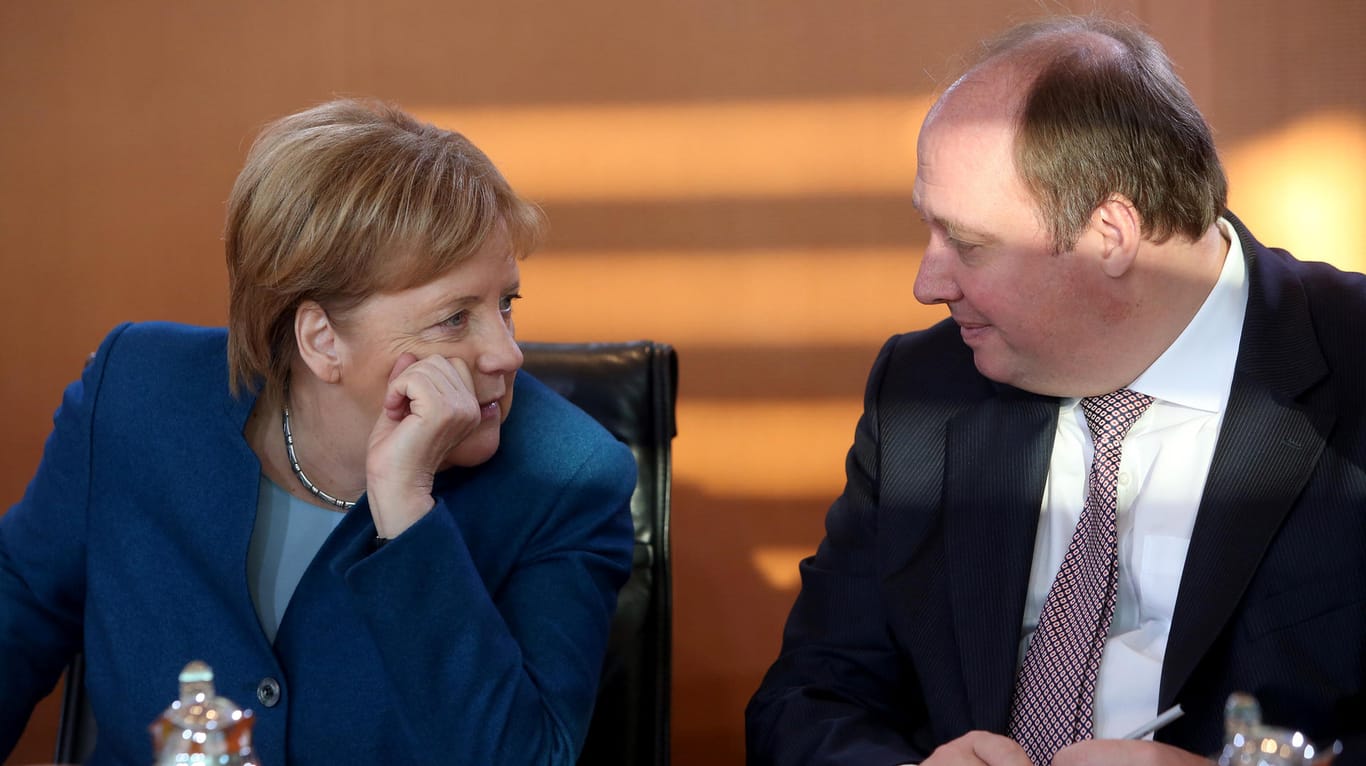 Angela Merkel und ihr Kanzleramtschef Helge Braun: immer noch angesehen, aber mit dem Einbruch der Wirklichkeit überfordert.