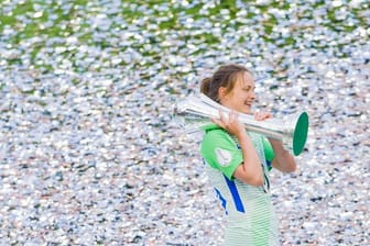 Wolfsburgs Siegtorschützin Caroline Graham Hansen trägt im Mai 2018 den DFB-Pokal der Frauen.