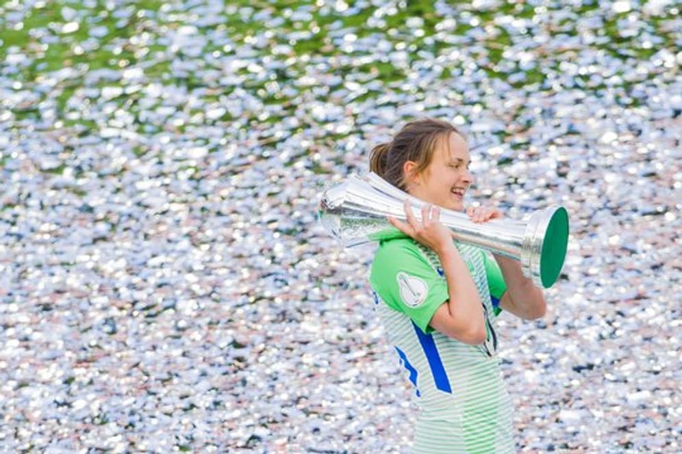 Wolfsburgs Siegtorschützin Caroline Graham Hansen trägt im Mai 2018 den DFB-Pokal der Frauen.