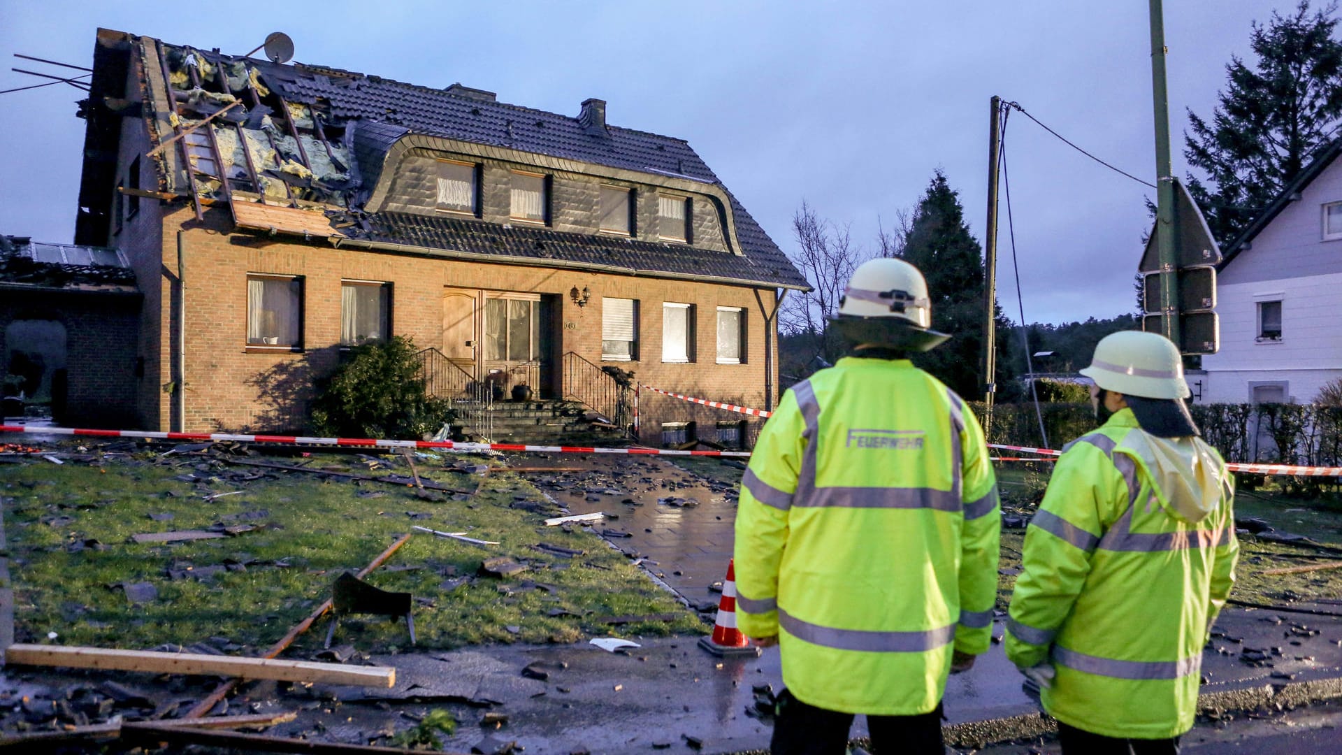 Ein abgedecktes Dach in Roetgen: Das Sturmzentrum traf die Hauptstraße der Ortschaft.