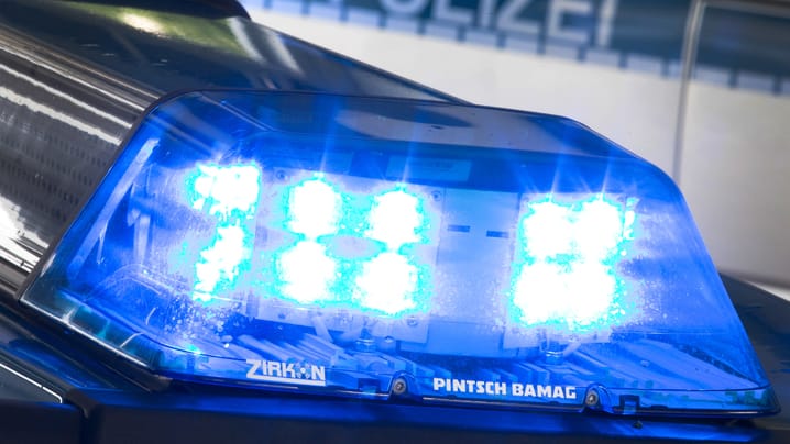 Polizeieinsatz (Symbolbild): Eine Mutter verprügelte die Lehrerin ihrer Tochter vor einer Schule.