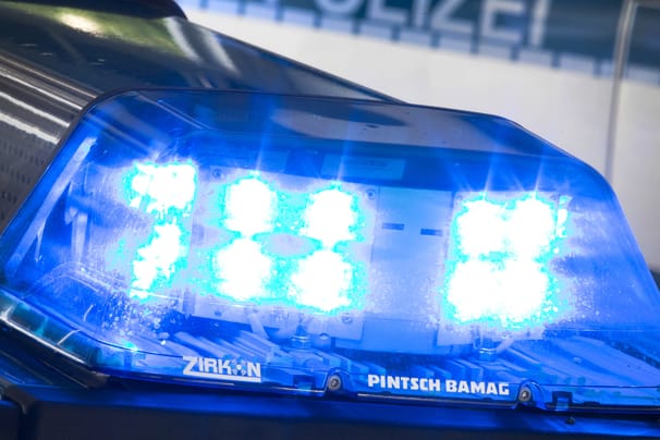 Polizeieinsatz (Symbolbild): Eine Mutter verprügelte die Lehrerin ihrer Tochter vor einer Schule.