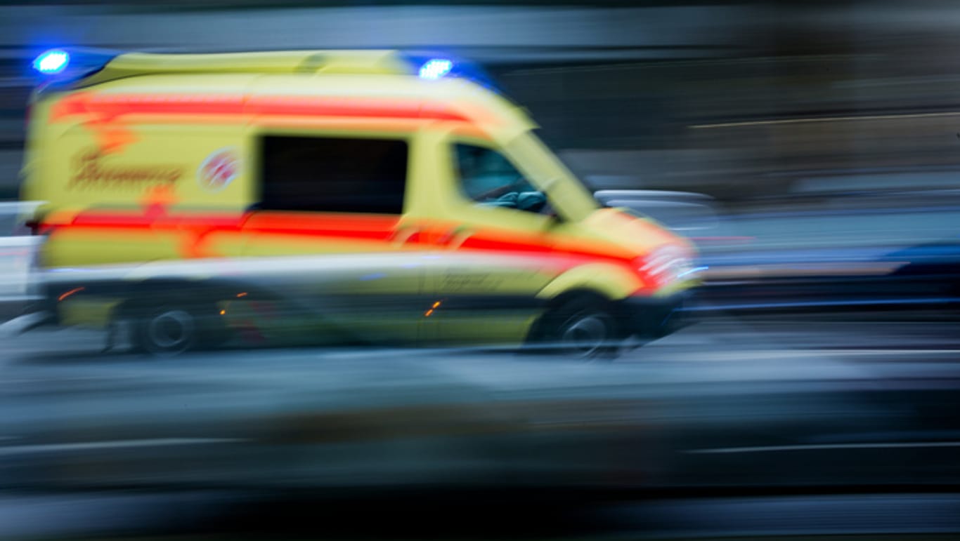 Krankenwagen (Symbolbild): Eine 27-Jährige verstarb jetzt mit massiven Verletzungen im Krankenhaus.