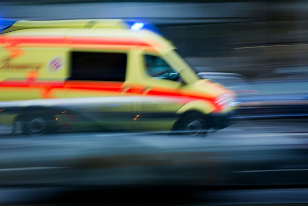 Krankenwagen (Symbolbild): Eine 27-Jährige verstarb jetzt mit massiven Verletzungen im Krankenhaus.