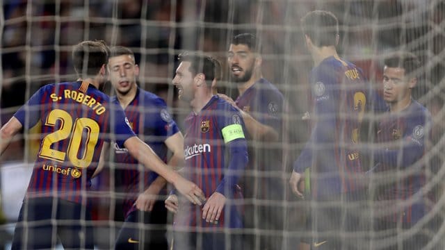 Lionel Messi (M) feiert sein Tor für Barcelona mit seinem Team.