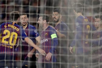 Lionel Messi (M) feiert sein Tor für Barcelona mit seinem Team.