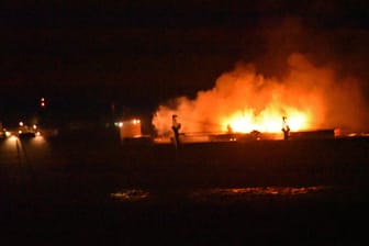 Brand auf Schiff vor französischer Küste: Das aus Hamburg kommenden Containerschiff "Grande America" hatte Gefahrgut an Bord.