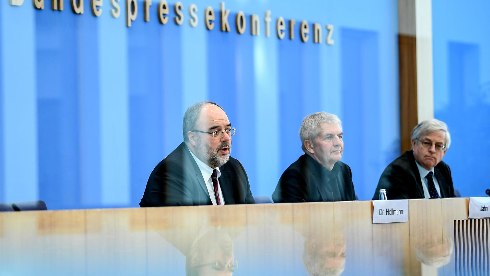 Michael Hollmann (l-r), Präsident des Bundesarchivs, Roland Jahn, Bundesbeauftragter für die Unterlagen des Staatssicherheitsdienstes der DDR, und Gregor Mayntz, Vorsitzende der Bundespressekonferenz: Das Bundesarchiv soll künftig für die Stasi-Papiere zuständig sein.