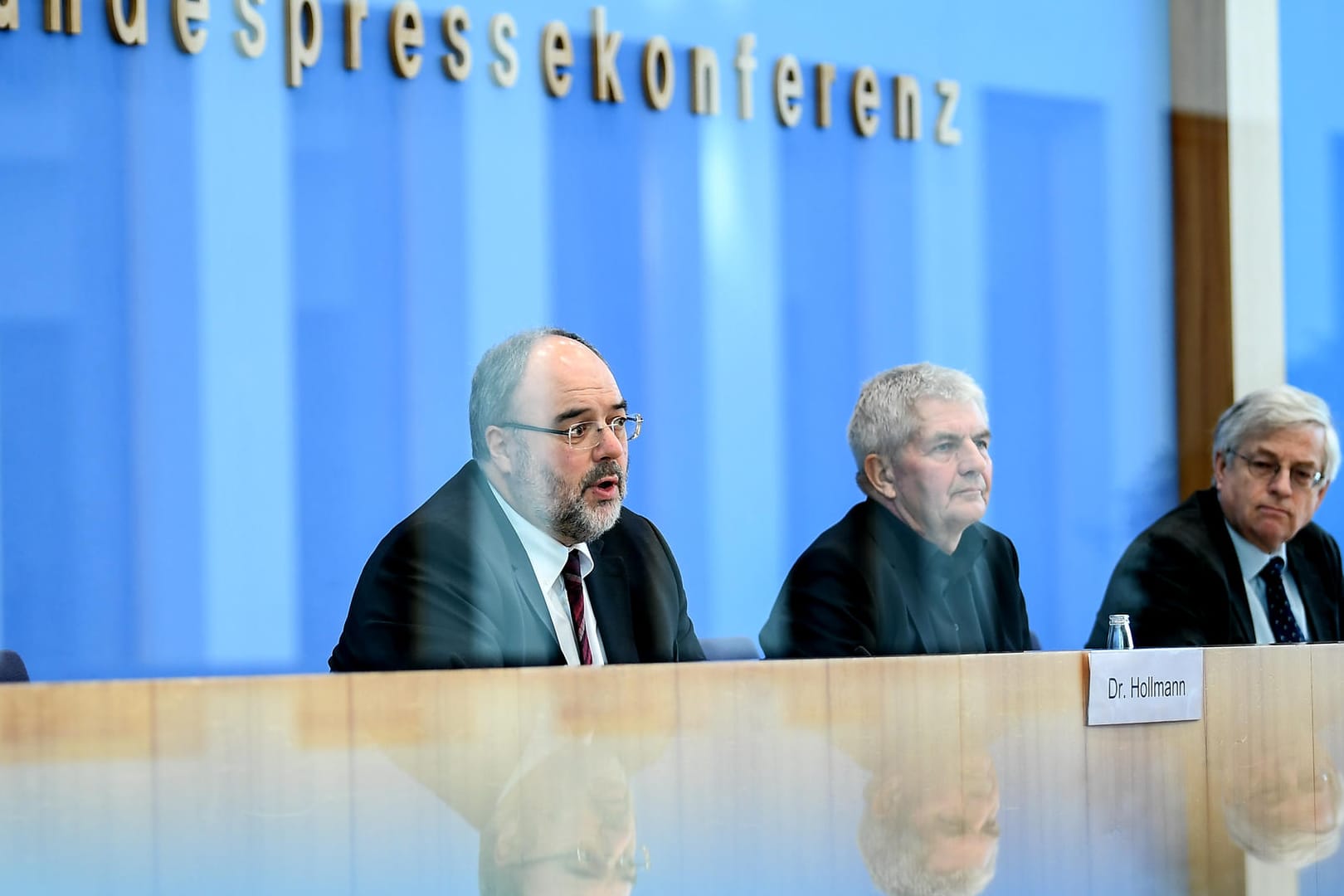 Michael Hollmann (l-r), Präsident des Bundesarchivs, Roland Jahn, Bundesbeauftragter für die Unterlagen des Staatssicherheitsdienstes der DDR, und Gregor Mayntz, Vorsitzende der Bundespressekonferenz: Das Bundesarchiv soll künftig für die Stasi-Papiere zuständig sein.