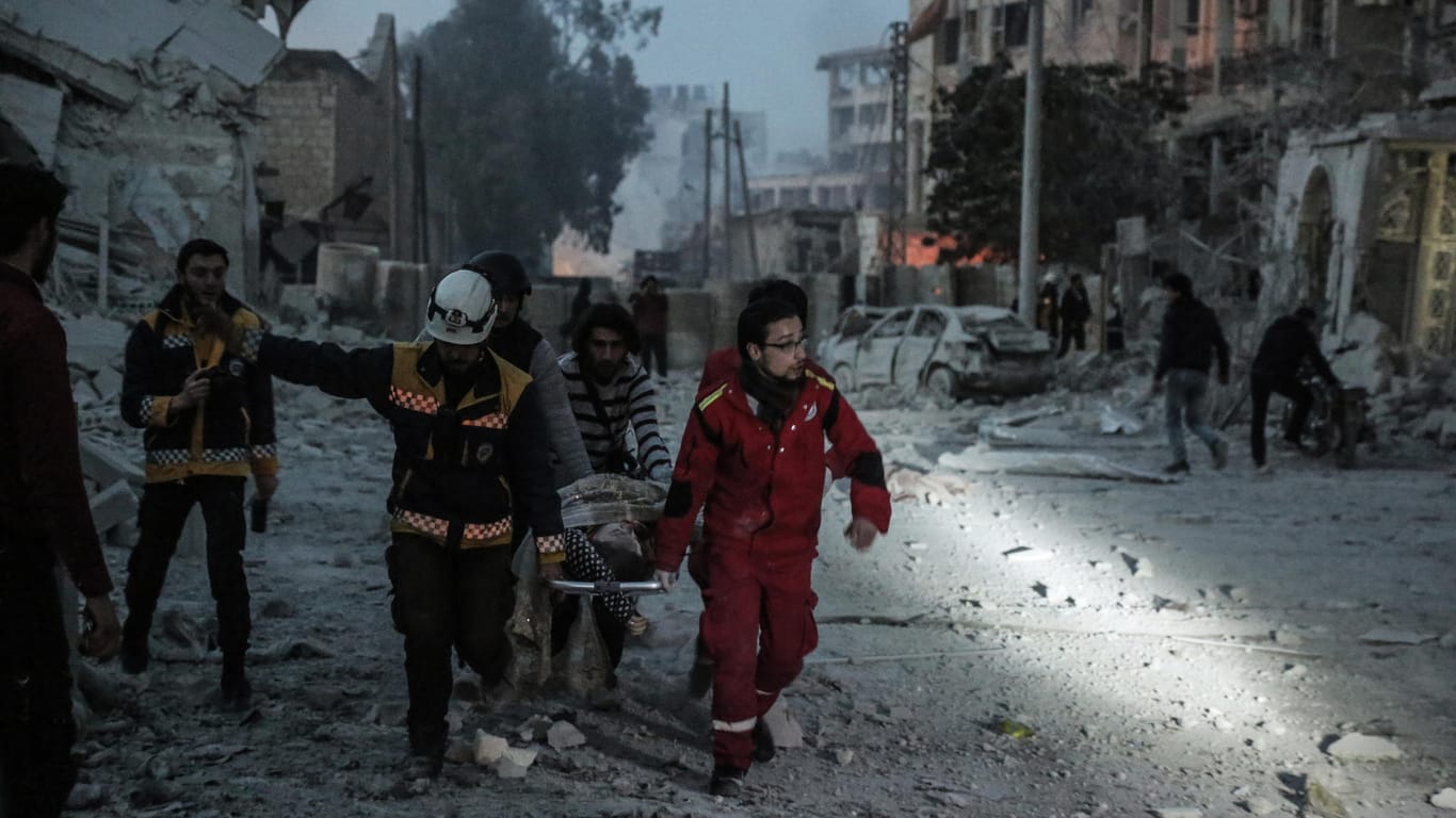 Idlib: Freiwillige helfen einem Verletzten nach einem Luftangriff im Stadtzentrum.