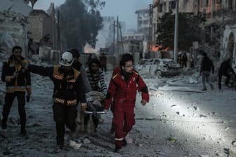 Idlib: Freiwillige helfen einem Verletzten nach einem Luftangriff im Stadtzentrum.