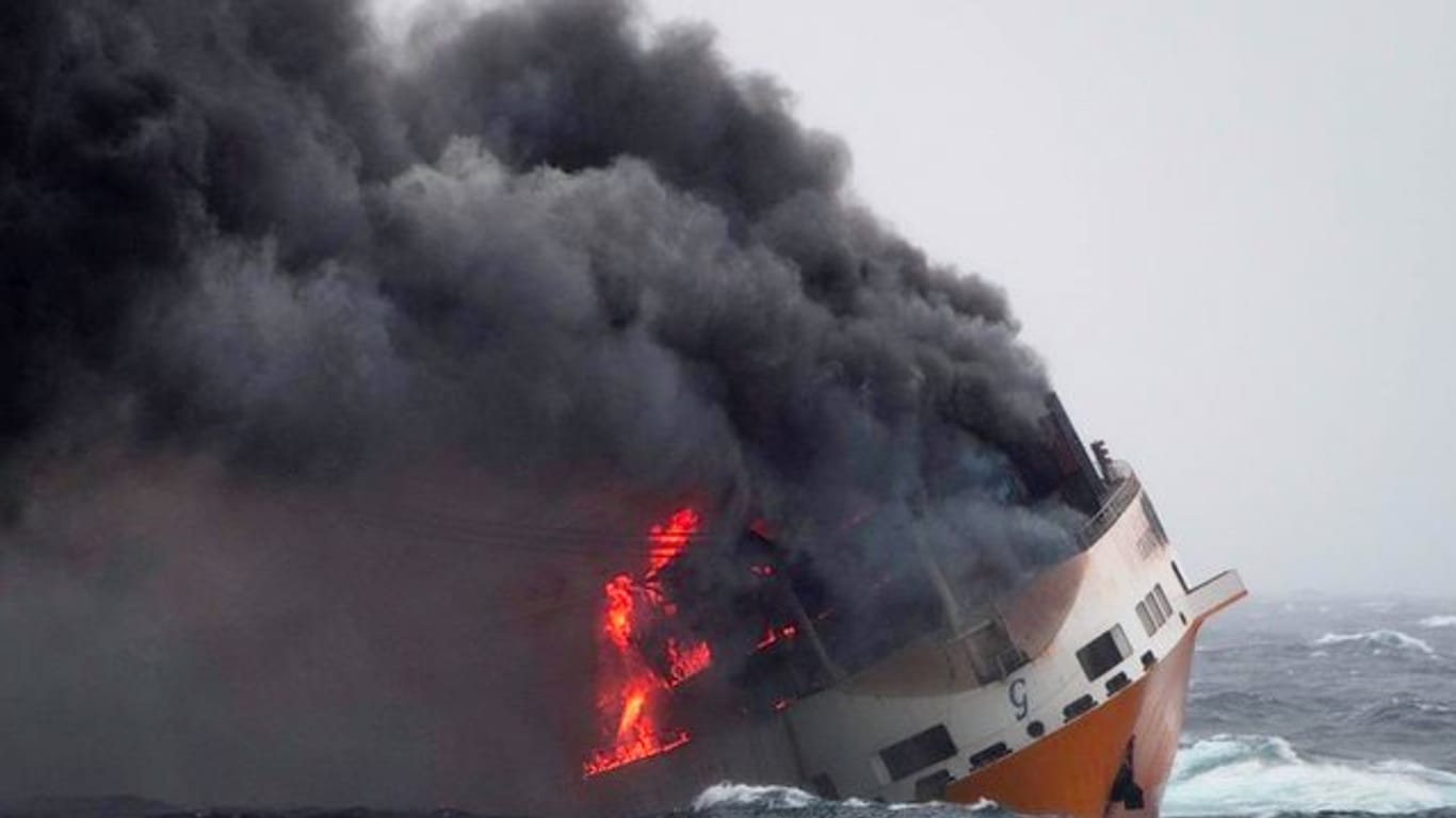 Das Containerschiff "Grande America" steht in Flammen im Golf von Biskaya vor der Westküste Frankreichs.