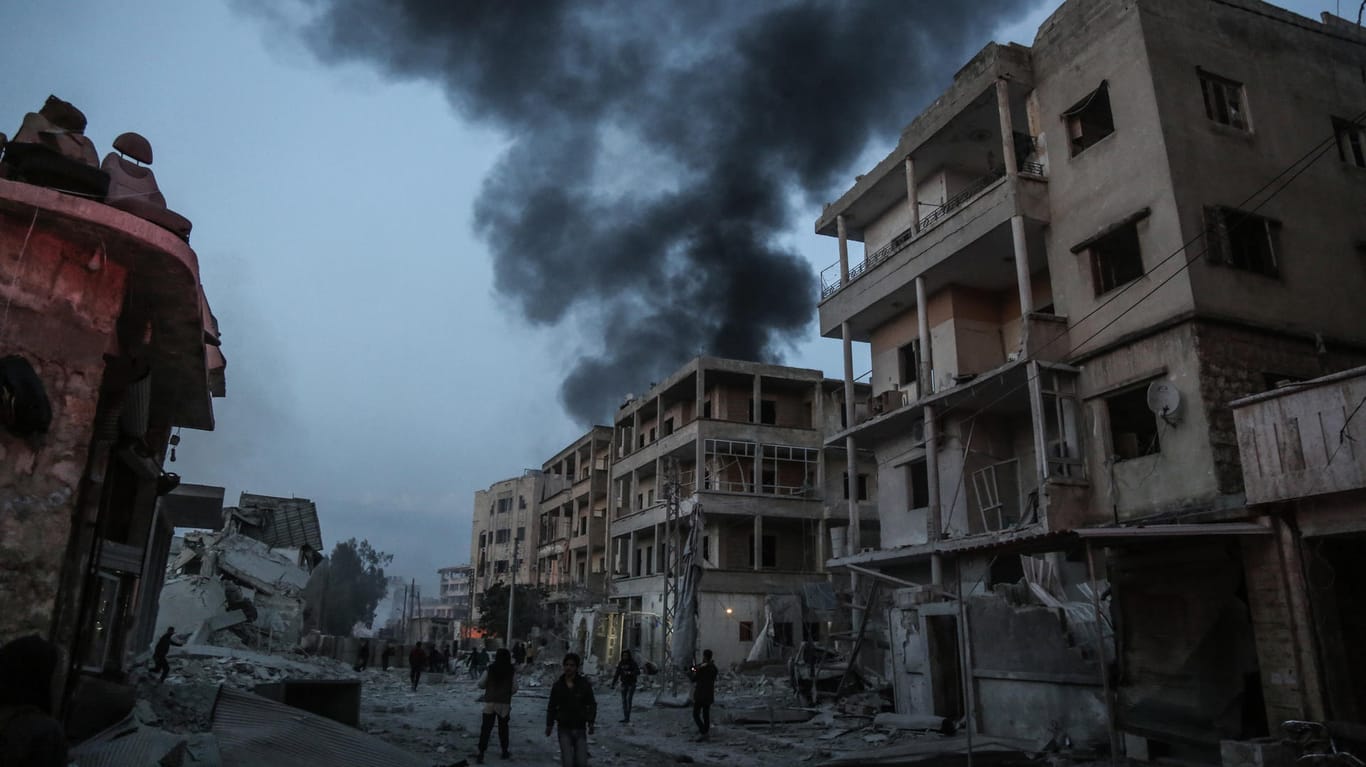 Schwarzer Rauch steigt nach russischen Luftangriffen über dem Stadtzentrum in Idlib auf (Symbolbild): Der Syrien-Konflikt geht in das neunte Jahr.