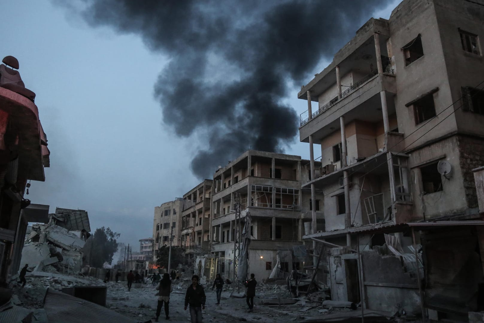 Schwarzer Rauch steigt nach russischen Luftangriffen über dem Stadtzentrum in Idlib auf (Symbolbild): Der Syrien-Konflikt geht in das neunte Jahr.