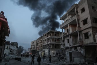 Schwarzer Rauch steigt nach russischen Luftangriffen über dem Stadtzentrum in Idlib auf (Symbolbild): Der Syrien-Konflikt geht in das neunte Jahr.