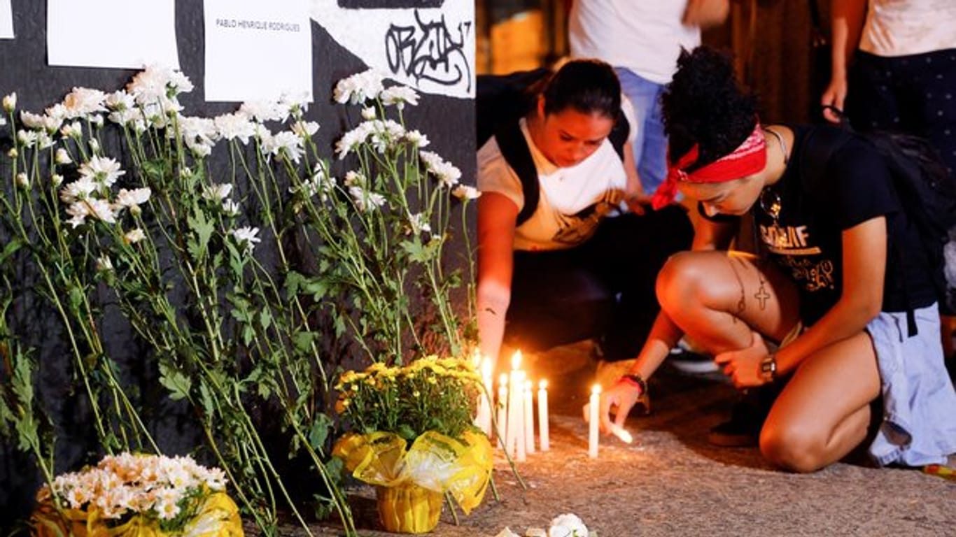 Kerzen werden in Gedenken an die Opfer des Amoklaufs vor der Schule in Suzano angezündet.