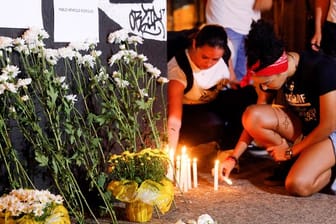 Kerzen werden in Gedenken an die Opfer des Amoklaufs vor der Schule in Suzano angezündet.