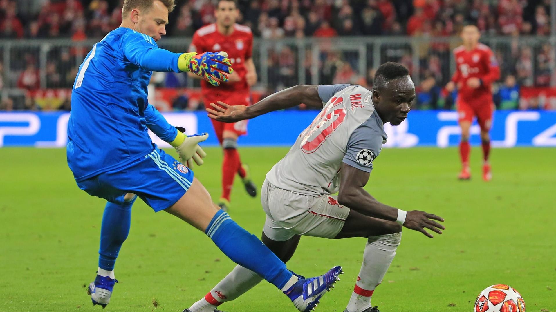 Sadio Mané (r.) überwindet Manuel Neuer zum 1:0.