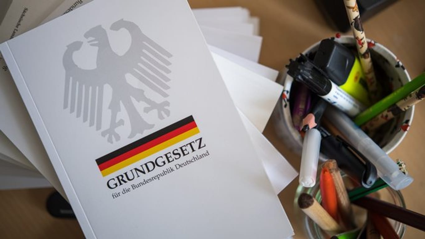 Mit der verfassungsmäßigen Werteordnung vertraut machen: Alle Schülerinnen und Schüler in Deutschland sollen eine Ausgabe des Grundgesetzes erhalten.