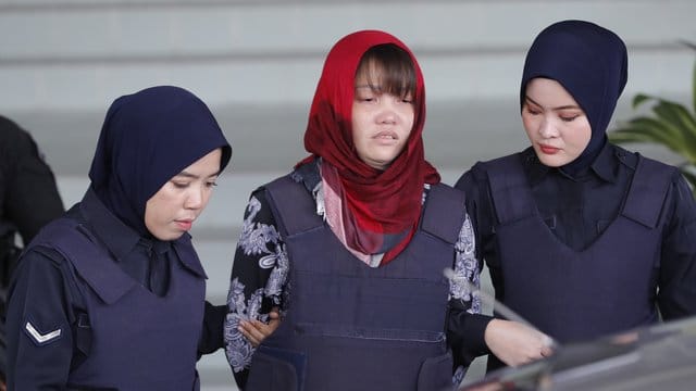 Der Vietnamesin Doan Thi Huong (M) droht wegen mutmaßlichen Mordes an Kim Jong Nam die Todesstrafe. Der Vietnamesin Doan Thi Huong (M) droht wegen mutmaßlichen Mordes an Kim Jong Nam die Todesstrafe.