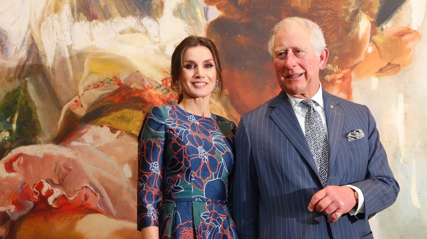Königin Letizia und Prinz Charles: Die beiden sahen sich gemeinsam eine neue Kunstausstellung an.