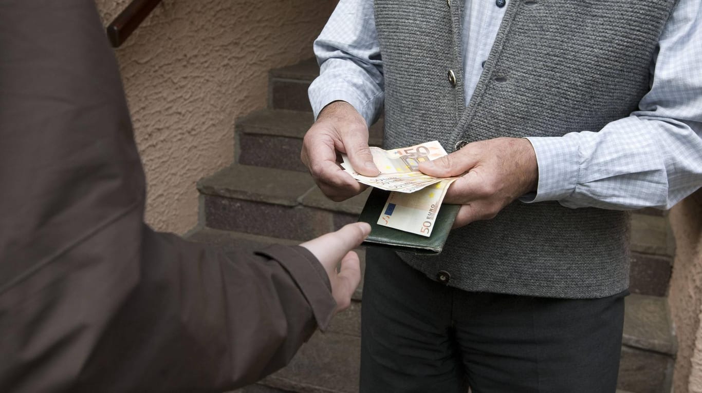 Senior gibt Unbekanntem Geld: Betrüger gaukeln älteren Menschen Notfälle vor und wollen so an ihr Erspartes herankommen.