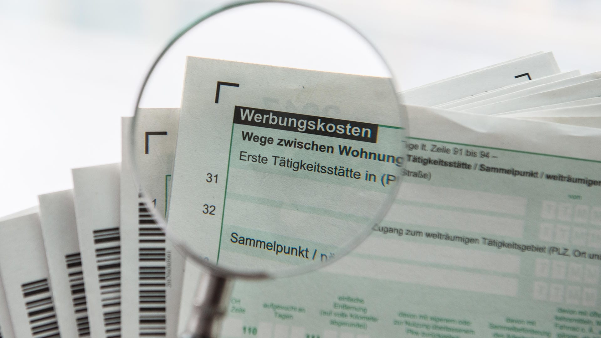 Steuererklärung: Durch die Angabe von Werbungskosten kann die Steuerlast verringert werden.