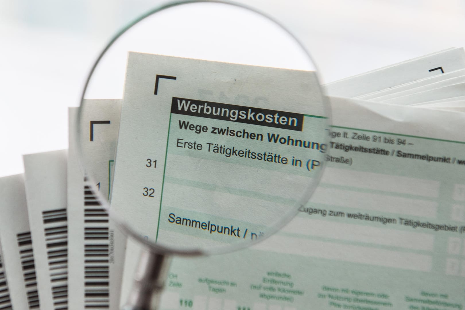 Steuererklärung: Durch die Angabe von Werbungskosten kann die Steuerlast verringert werden.