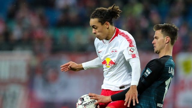 Yussuf Poulsen (l) spielt seit 2013 bei RB Leipzig.