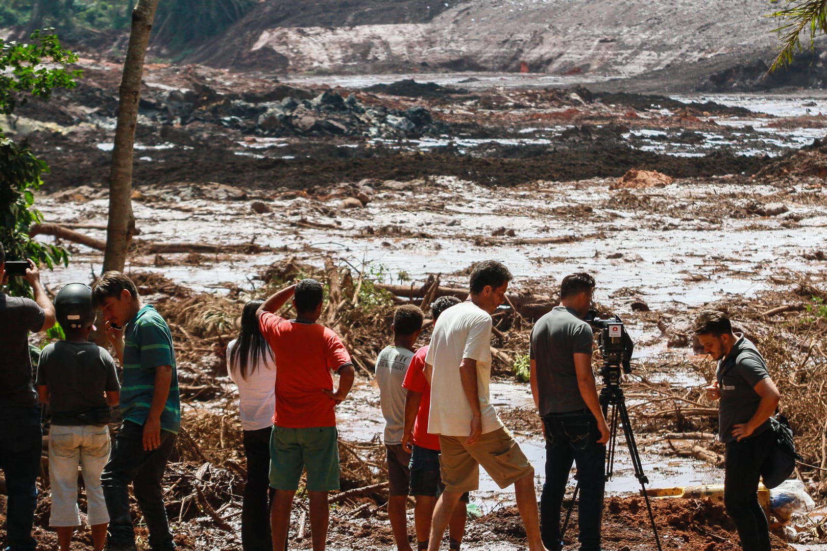 Menschen stehen nach dem Bruch eines Staudamms an der Feijão Eisenerzmine